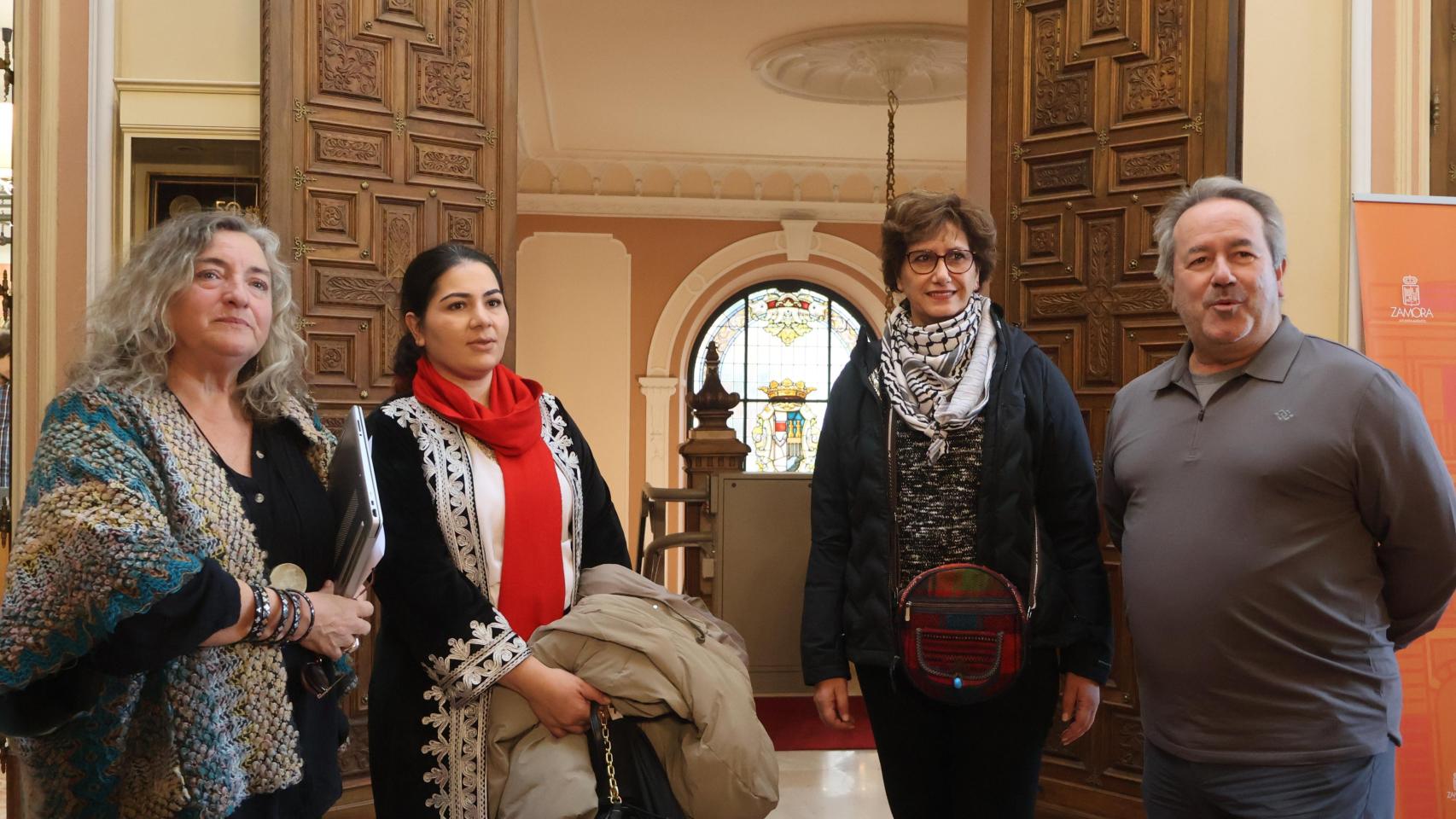 Guarido recibe en el Ayuntamiento de Zamora a dos activistas afgana y palestina