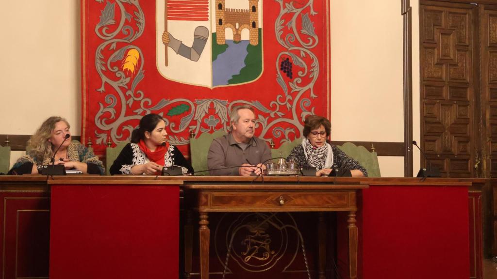 Un instante de la rueda de prensa en el salón de plenos del Ayuntamiento de Zamora, junto a las activistas