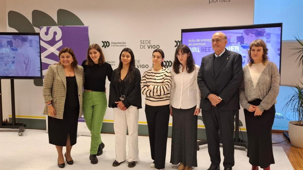 La diputada de Igualdade, Sandra Bastos, y el rector de la UVigo, Manuel Reigosa, con las cuatro alumnas premiadas en la edición de 2024 de GirlGeekPower.