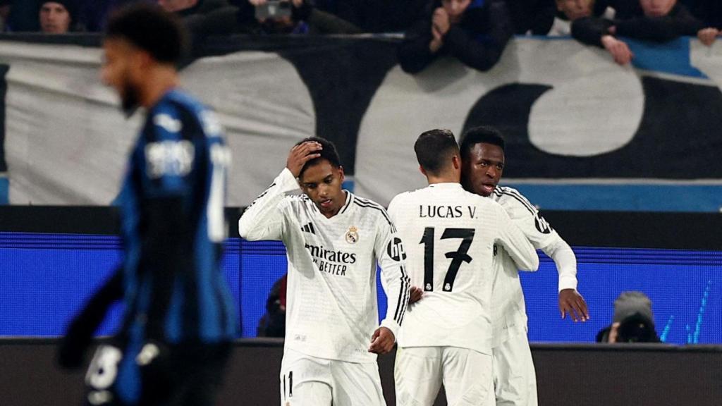 Vinicius celebra con Lucas Vázquez su gol contra la Atalanta.