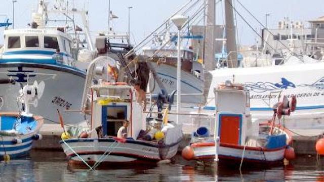 Varios barcos en puerto de Santa Pola.