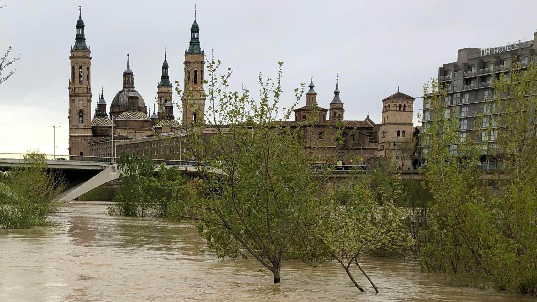 El Ebro, en Zaragoza en una de las últimas riadas.