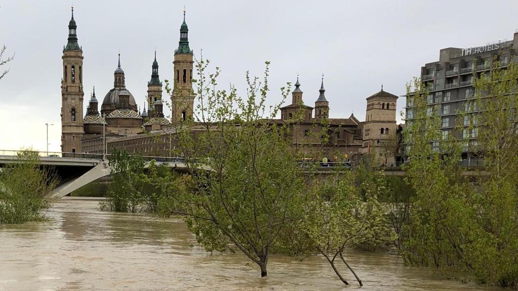 El Ebro, en Zaragoza en una de las últimas riadas.