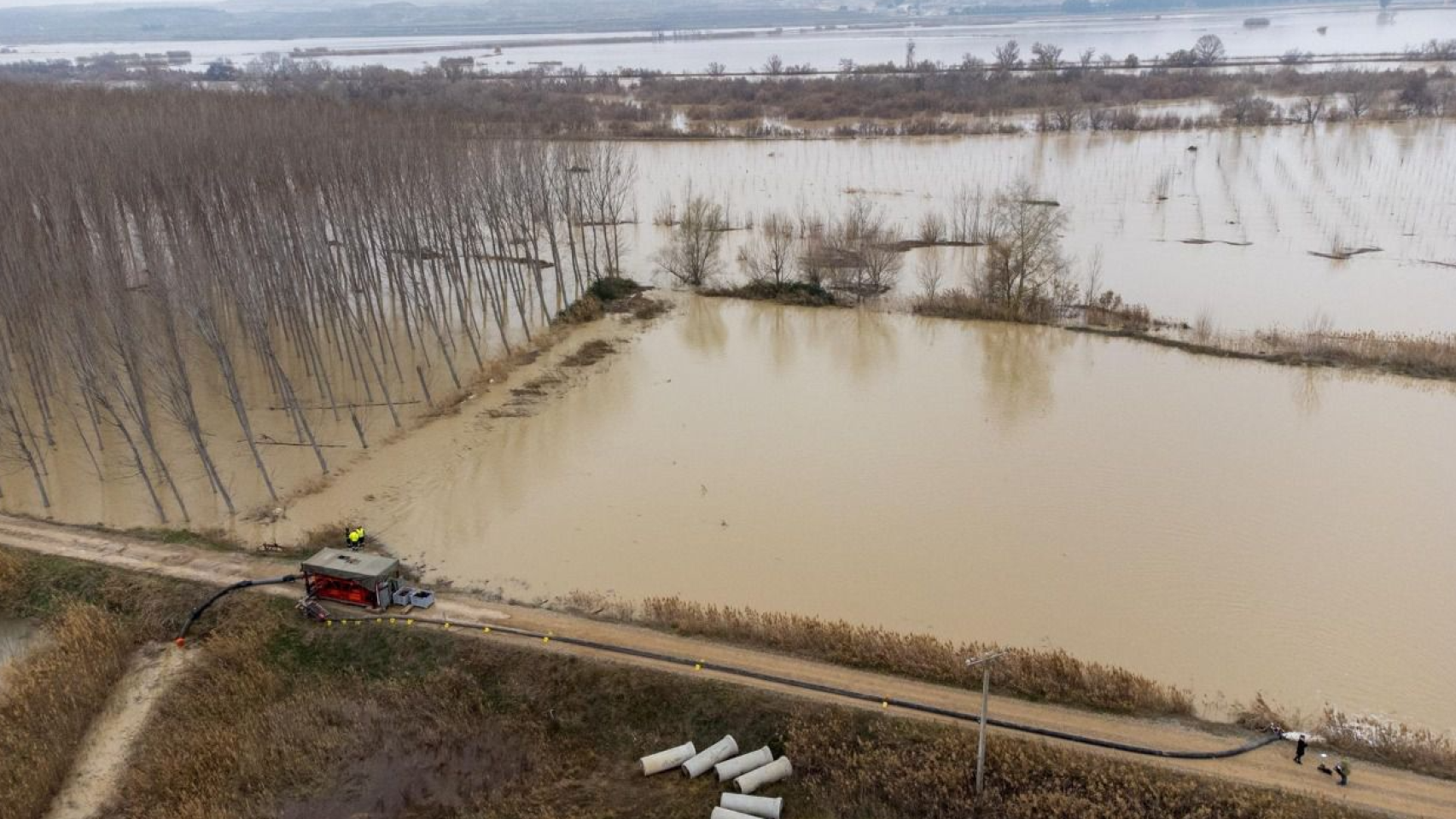 El Ebro, a su paso por Pina, en una de las últimas avenidas extraordinarias.