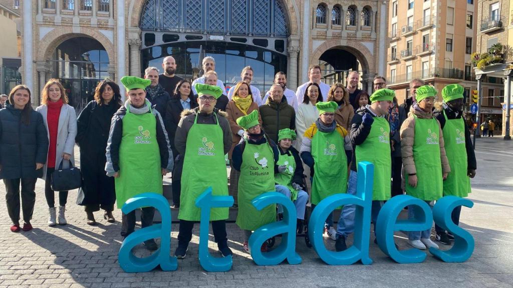 Los alumnos de ATADES presentan la IX Gala de Inclucina en el Mercado Central de Zaragoza, junto a la alcaldesa Natalia Chueca y grandes chefs de Aragón.