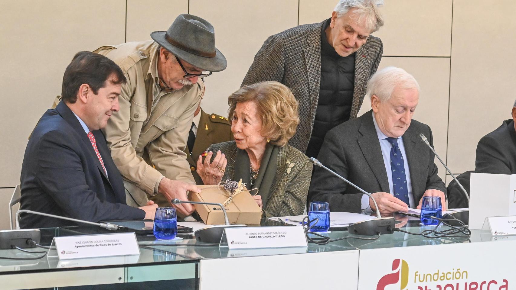 La Reina Sofía preside la reunión extraordinaria del Patronato de la Fundación Atapuerca acompañada del presidente de la Junta, Alfonso Fernández Mañueco, este martes
