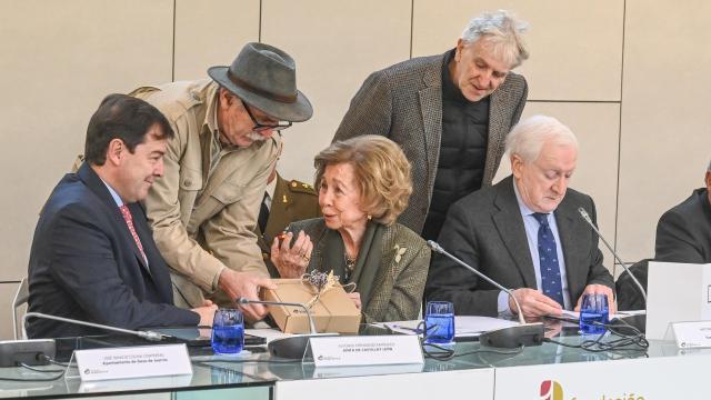 La Reina Sofía preside la reunión extraordinaria del Patronato de la Fundación Atapuerca acompañada del presidente de la Junta, Alfonso Fernández Mañueco, este martes