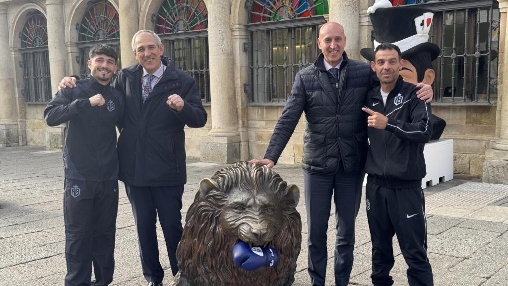 El alcalde de León, José Antonio Diez, junto a varios boxeadores en la presentación de la velada 'La noche de las estrellas 5'