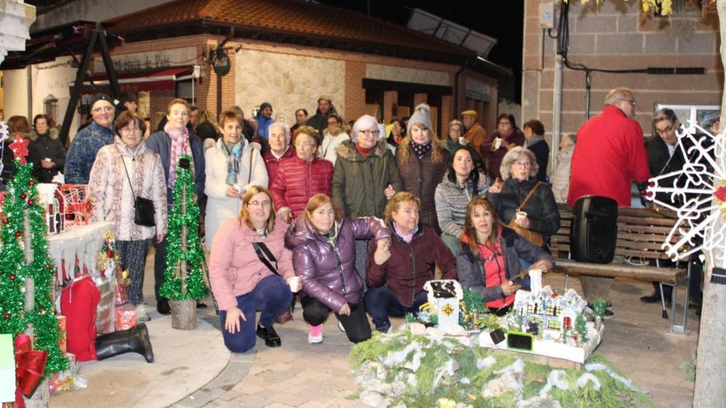 Varios vecinos se juntan para decorar su pueblo de Valladolid en Navidad