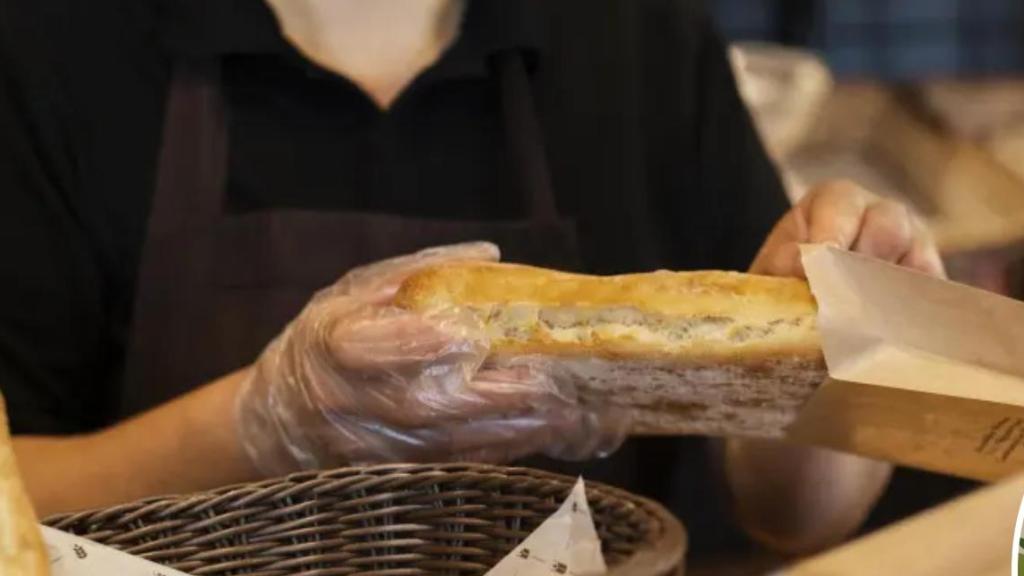 La nutricionista Cristina Porca junto a una barra de pan.