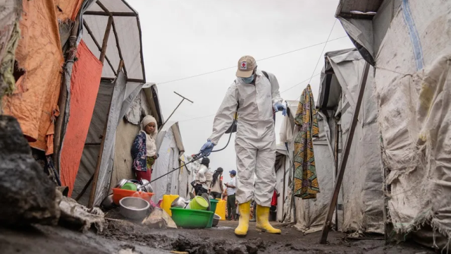 Personal técnico desinfecta e higieniza un campo de desplazados en el Congo.