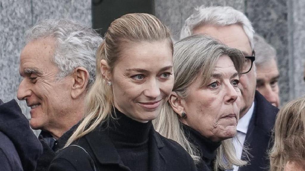 Beatrice Borromeo junto a Carolina de Mónaco y Andrea Casiraghi en el funeral de Fernanda Biffi.