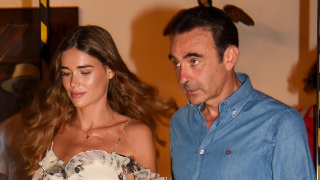 Enrique Ponce y su pareja, Ana Soria, en una fotografía tomada en el Puerto de Santa María, el pasado mes de agosto.