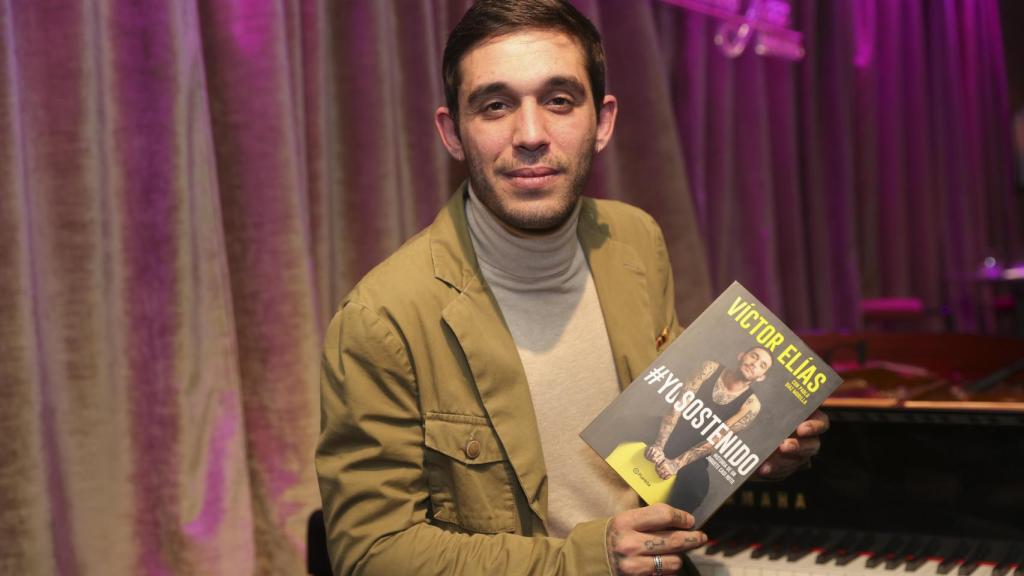 Víctor Elías en la presentación de su libro.