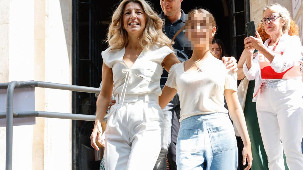 Yolanda Díaz junto a su hija, Carmela, en un acto político en julio de 2023.