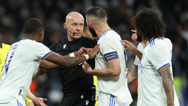 Los jugadores del Real Madrid protestan a Szymon Marciniak en un partido de la Champions League 2021/22