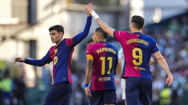 Pedri y Lewandowski celebran un gol con el FC Barcelona