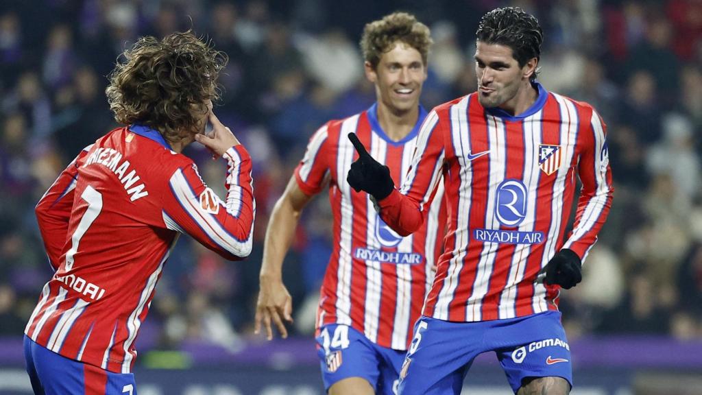 De Paul y Griezmann celebra un gol contra el Valladolid.