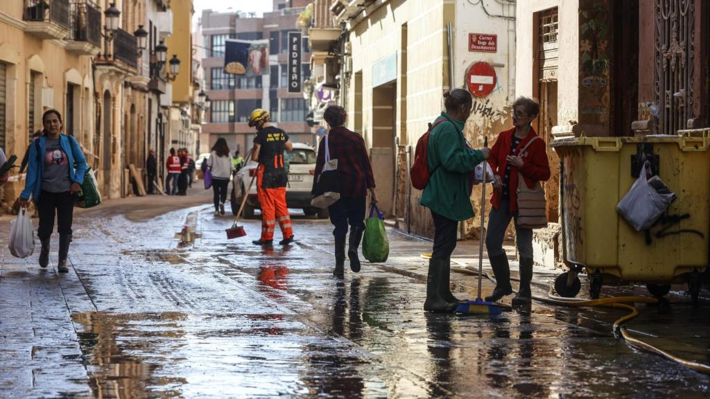 Varias personas en una calle cubierta de barro el 28 de noviembre de 2024 en Paiporta, Valencia (Comunidad Valenciana). Foto: Rober Solsona / Europa Press