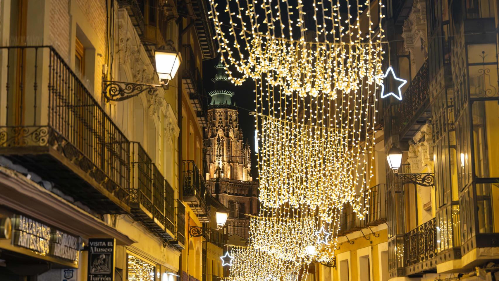 Luces navideñas instaladas en la calle Comercio de Toledo.