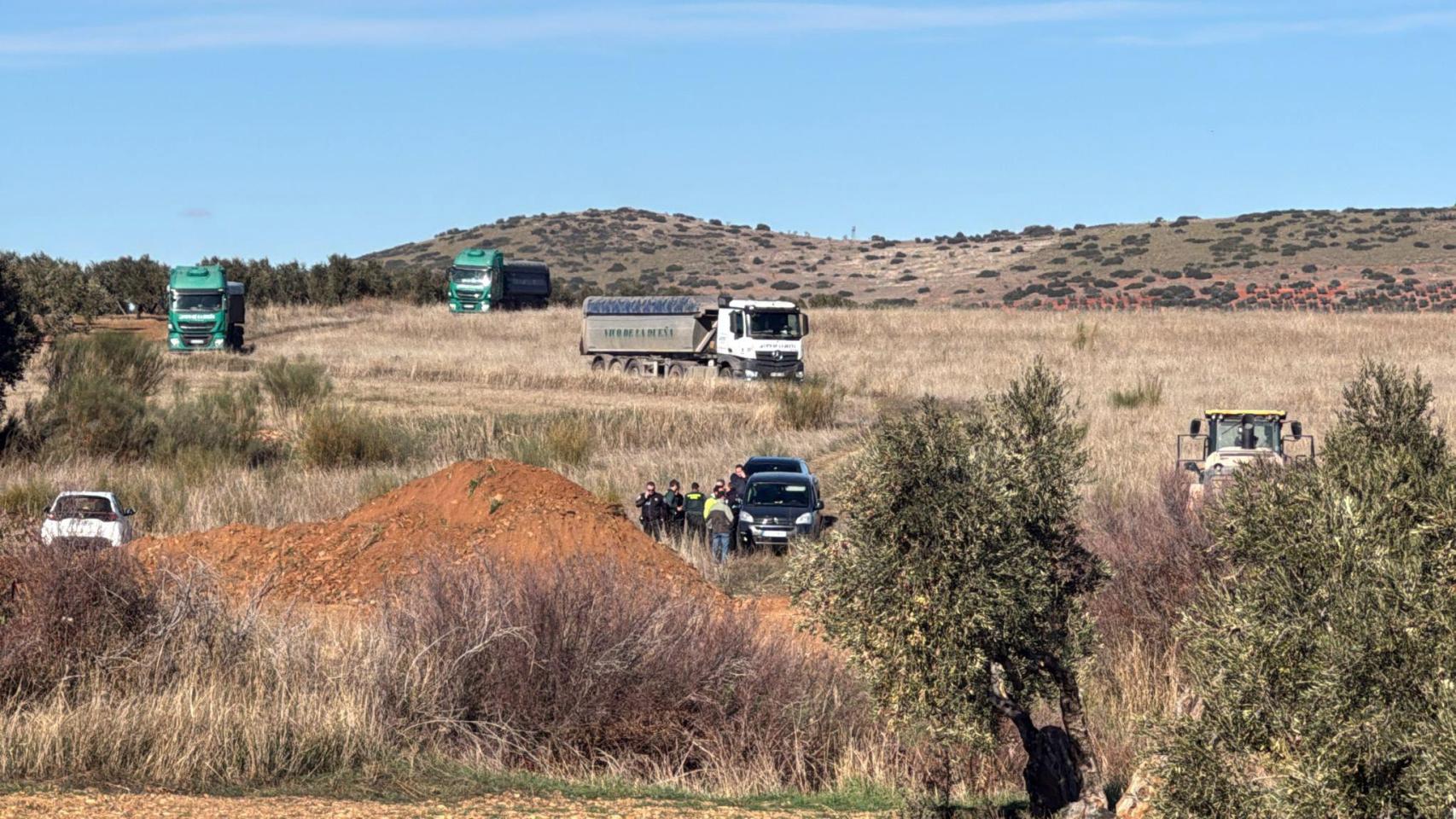 Extracción de tierra denunciada por 'Sí a la Tierra Viva'.