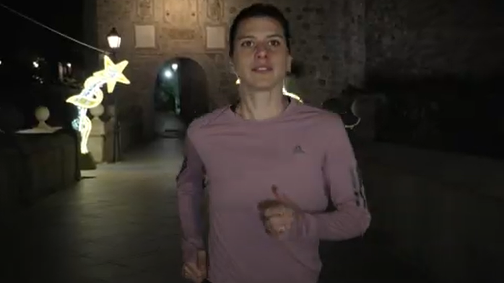 Irene Sánchez-Escribano corriendo por las calles de Toledo, ya iluminadas por Navidad.