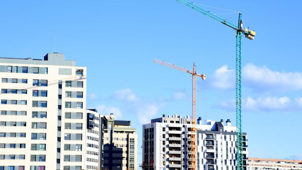 Parque nuevo de viviendas en construcción