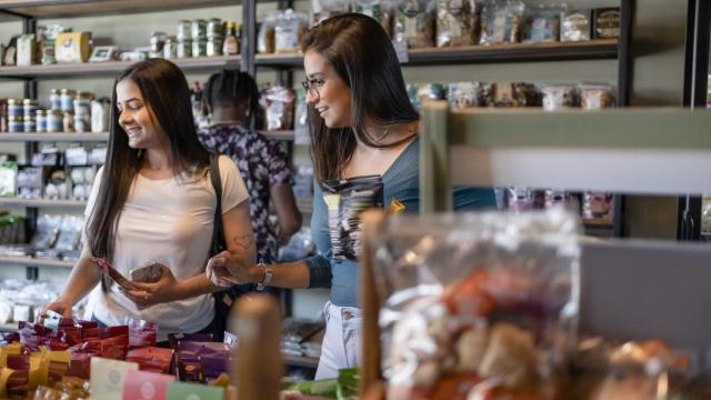 Chicas comprando cosméticos sostenibles.