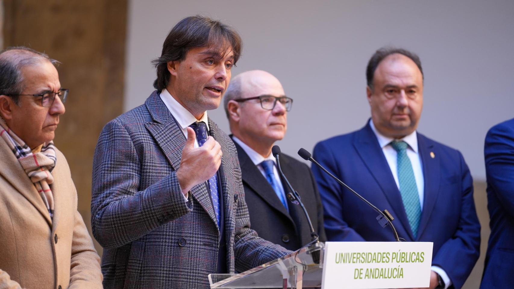 El rector de la UPO, Francisco Oliva interviene en la rueda de prensa sobre la financiación de las universidades andaluzas.