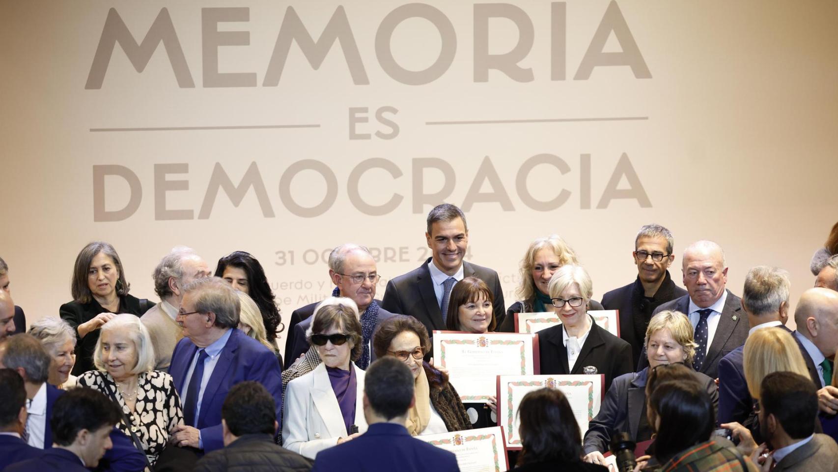 El presidente del Gobierno, Pedro Sánchez (c), preside el acto institucional del ‘Día de Recuerdo y Homenaje a todas las víctimas del golpe militar, la Guerra y la Dictadura’ este martes en el Auditorio Nacional en Madrid.