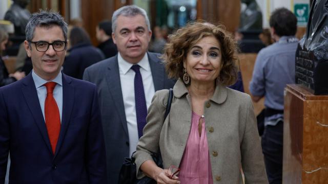 La vicepresidenta y responsable de Hacienda, este martes en el Congreso, junto a Félix Bolaños y Santos Cerdán.