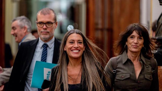 La portavoz de Junts, Míriam Nogueras (c), junto a los diputados Josep Maria Cruset (i) y Pilar Calvo (d), en el Congreso.