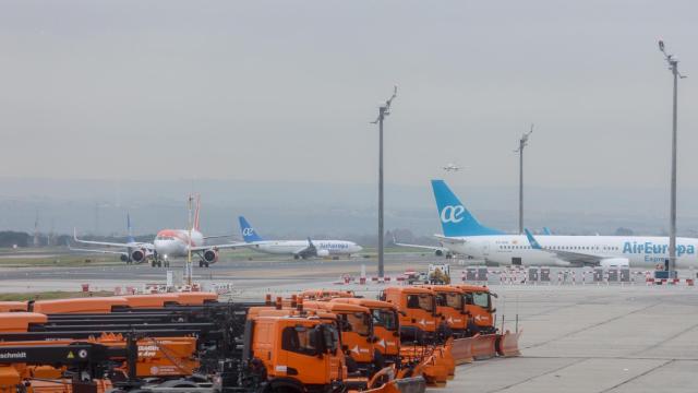 Varios aviones en el aeropuerto Adolfo Suárez Madrid-Barajas, a 2 de enero de 2024, en Madrid (España)