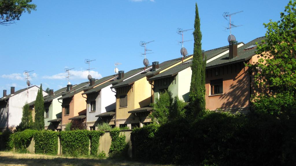 Imagen de una calle con chalets adosados.