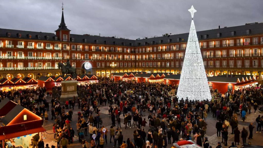 Mercadillo en la plaza Mayor de Madrid.