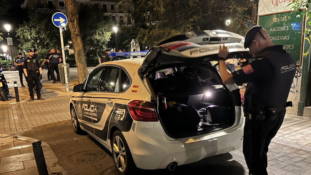 La Policía Municipal en la plaza del Dos de Mayo.