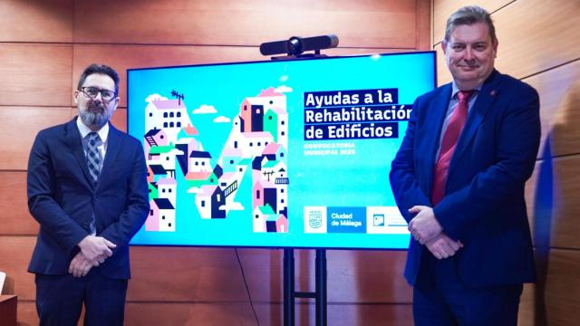 El concejal de Vivienda y Regeneración Urbana, Francisco Pomares, junto al presidente del colegio de Administradores de Fincas de Málaga y Melilla, Manuel Jiménez Caro.