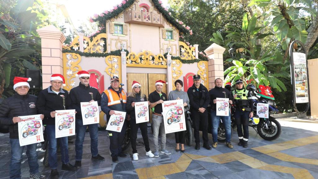 Varios moteros con gorro de Papá Noel en la presentación de la ruta en Marbella.