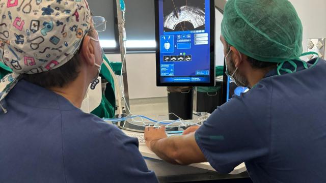 Urólogos realizando esta técnica en el Hospital Quirónsalud Málaga.