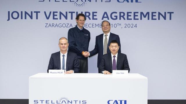 Firma del acuerdo entre Stellantis y CATL en Zaragoza.