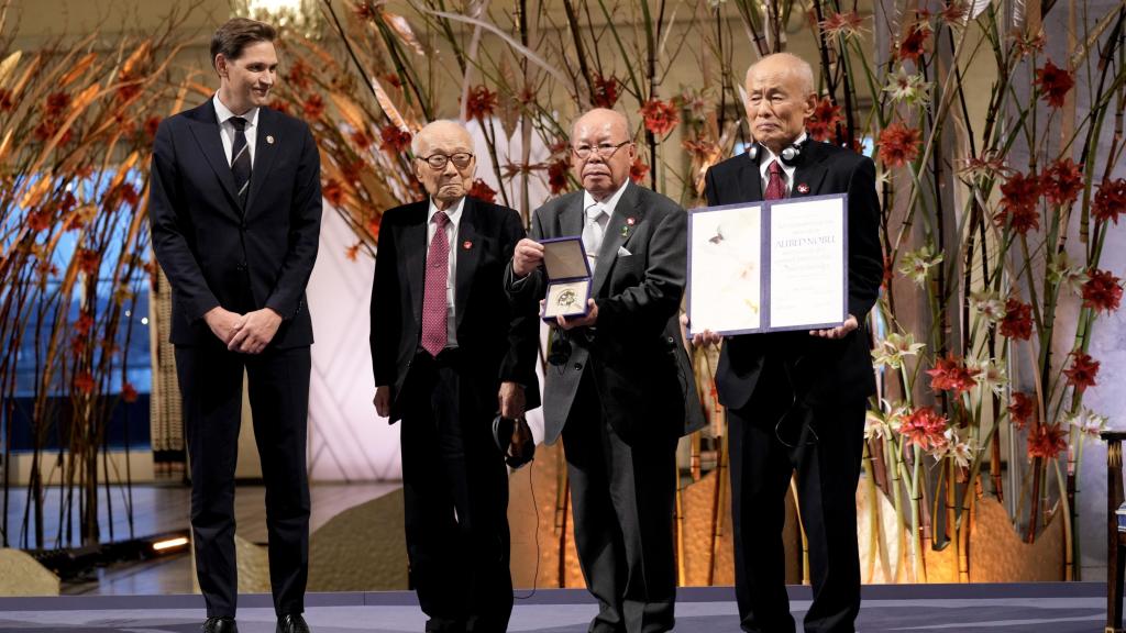 Entrega del premio Nobel de la Paz de 2024 a la ONG japonesa Nihon Hidankyo, formada por supervivientes de los bombardeos atómicos de Hiroshima y Nagasaki.