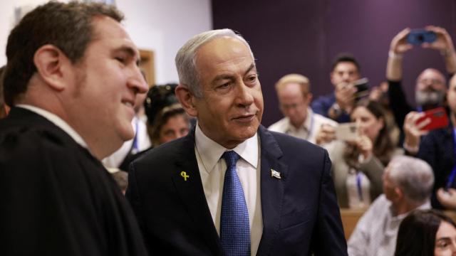 El primer ministro israelí Netanyahu testificará por primera vez en su juicio por corrupción.