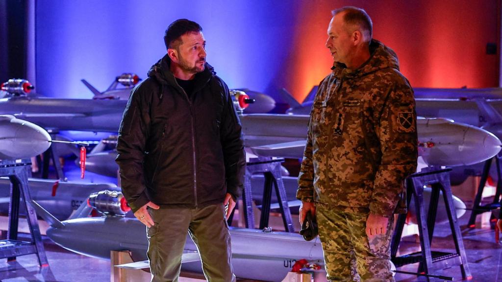 Volodímir Zelensi y Oleksandr Sirski, Comandante en Jefe de las Fuerzas Armadas de Ucrania, durante la presentación de Peklo