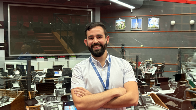 Rodrigo Ávila de Luis, delante del control de misión del Centro Espacial Europeo