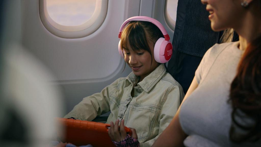 Niña usando los nuevos auriculares de JBL.