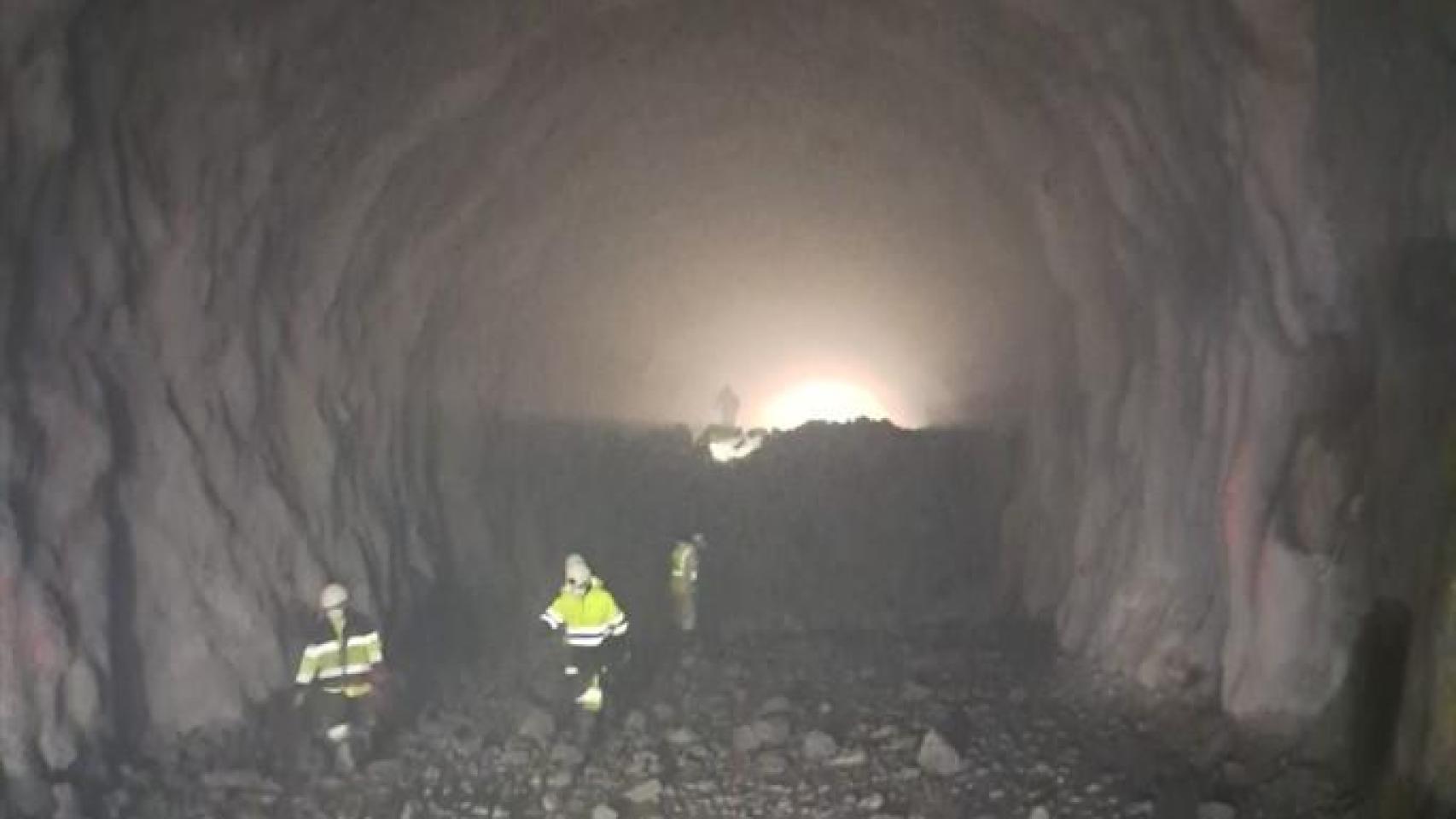 Punto en el que coinciden los equipos de excavación del túnel 1 del acceso ferroviario a Langosteira.