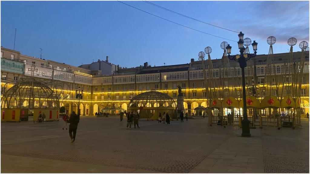 La plaza de María Pita este martes con las coronas apagadas