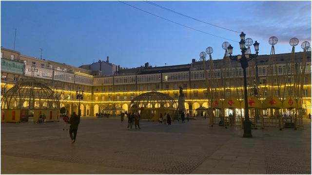 La plaza de María Pita este martes con las coronas apagadas