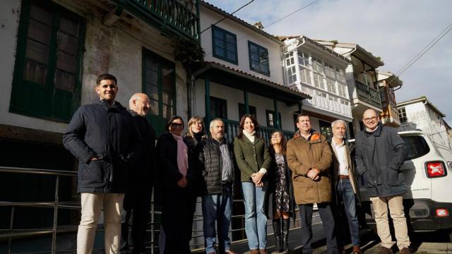 La conselleira de Vivenda, en el centro, con los beneficiarios de las nuevas viviendas de alquiler en Betanzos.