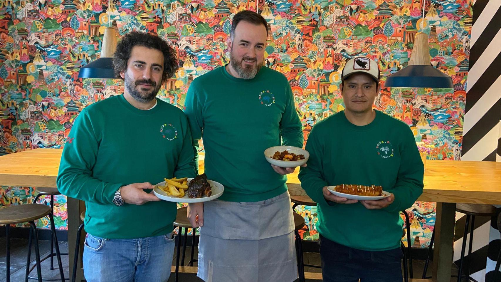 Parte del equipo del restaurante Oliveira, en Santiago.